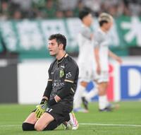 　後半終了間際に３点目を決められ、ぼう然とする東京Ｖ・マテウス（撮影・伊藤笙子）