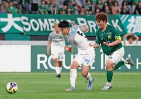 　東京Ｖ-柏　試合終了間際、チーム３点目のゴールを決める柏・細谷（左）＝味スタ