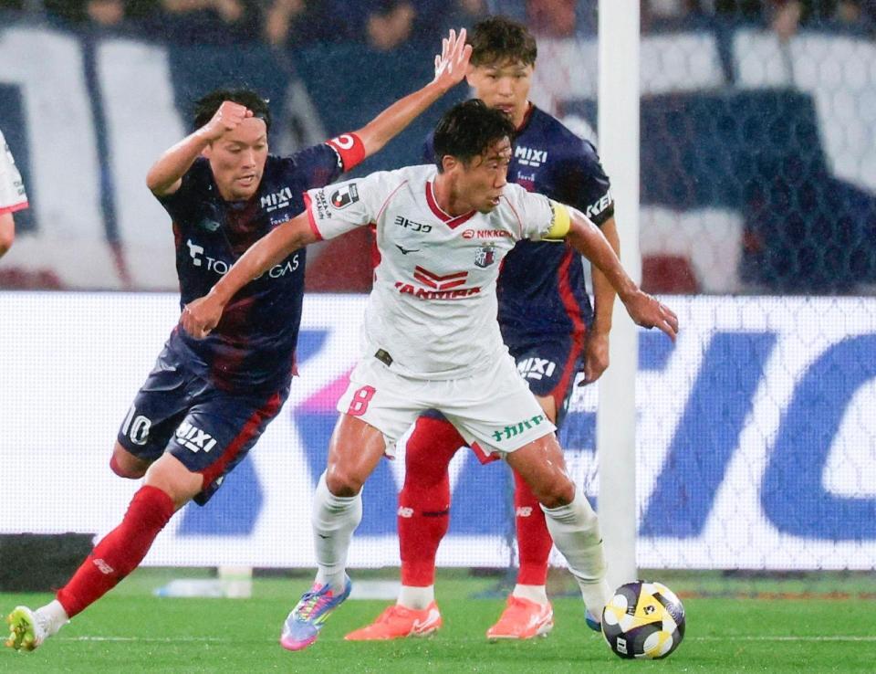 　前半、競り合うＦＣ東京・東（左）とＣ大阪・香川