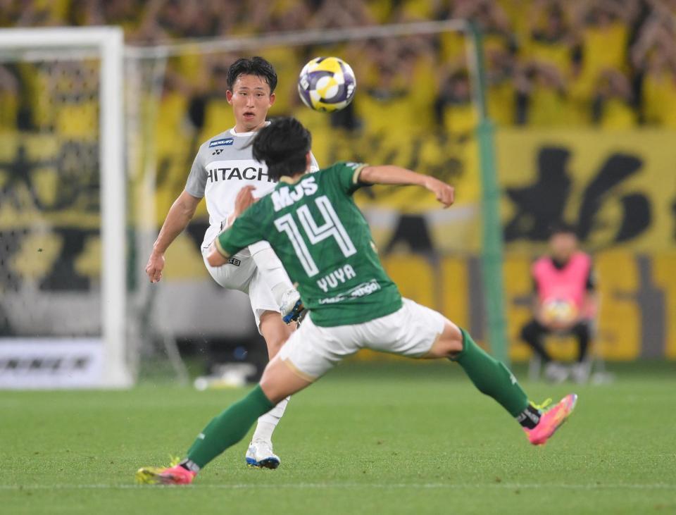 　後半、ループパスを出す柏・中川敦瑛（撮影・伊藤笙子）