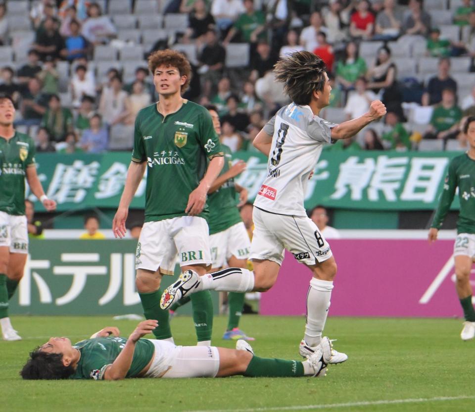 　前半終了間際、２点目を決め拳を突き上げる柏・小泉佳穂（右）＝撮影・伊藤笙子