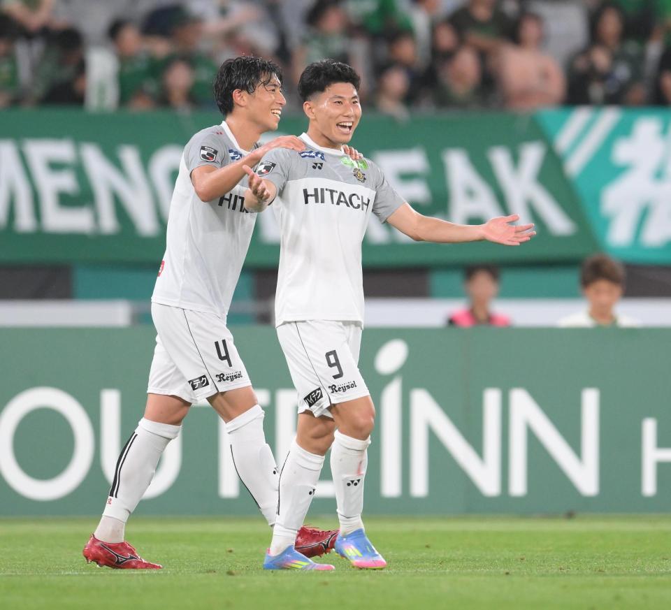 　後半終了間際、３点目のゴールを決め喜ぶ柏・細谷真大（撮影・伊藤笙子）