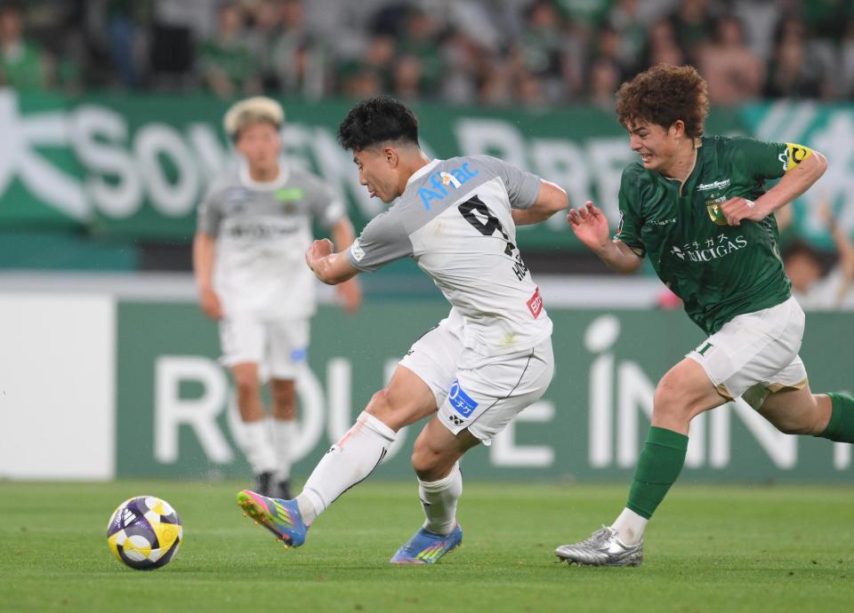 　後半終了間際、３点目のゴールを決める柏・細谷真大（撮影・伊藤笙子）