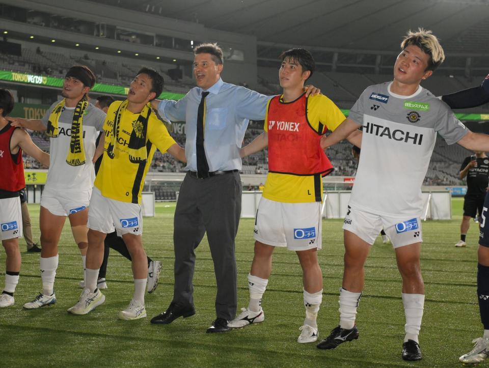 　東京Ｖ相手に快勝し、選手とともにチャントを歌う柏のリカルド・ロドリゲス監督（中央）＝撮影・伊藤笙子