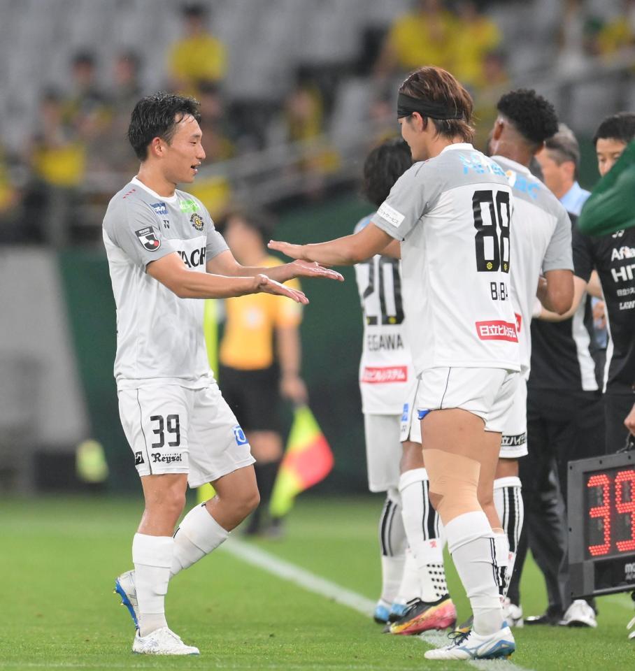 　後半、馬場晴也（右）と交代する柏・中川敦瑛（撮影・伊藤笙子）