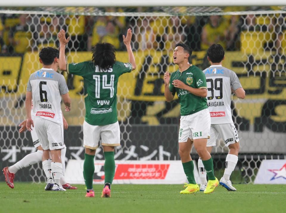 　後半、シュートが決まらず悔しがる東京Ｖ・川崎修平（右）