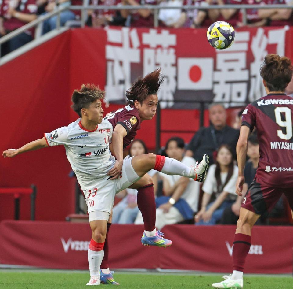 　前半、競り合う神戸・永戸勝也（右）＝撮影・中田匡峻