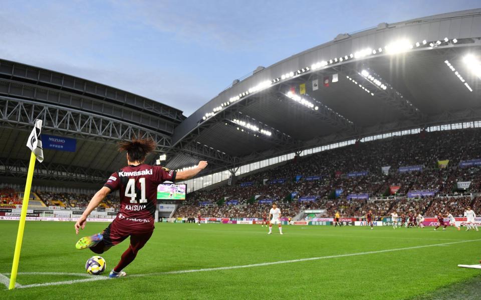 　後半、コーナーキックを行う神戸・永戸勝也（撮影・中田匡峻）