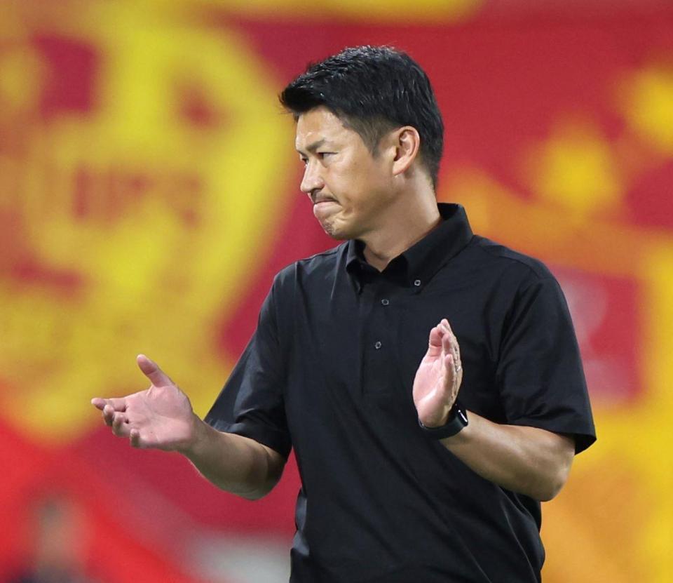 　試合に勝利し、手をたたく神戸・吉田孝行監督（撮影・中田匡峻）