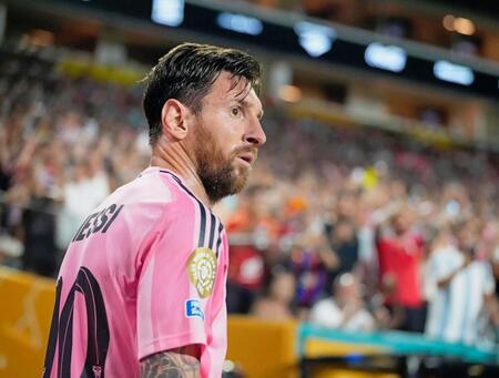 　後半、ＣＫに臨むマイアミのメッシ（共同）