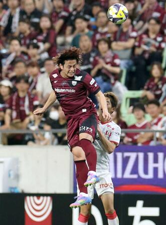 　後半、ヘディングでボールを前線へ送る神戸・永戸（撮影・中田匡峻）