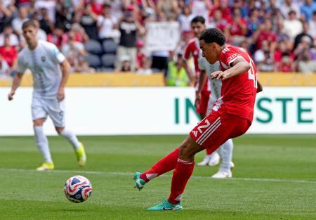 　オークランド・シティー戦の後半、ＰＫを決めるバイエルン・ミュンヘンのムシアラ＝シンシナティ（ゲッティ＝共同）