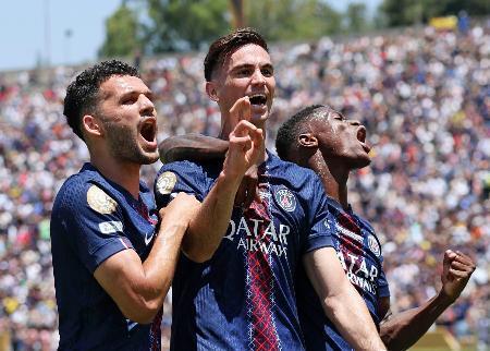 　アトレチコ・マドリード戦の前半、先制ゴールを決め喜ぶパリ・サンジェルマンのルイス（中央）＝ロサンゼルス近郊（ゲッティ＝共同）