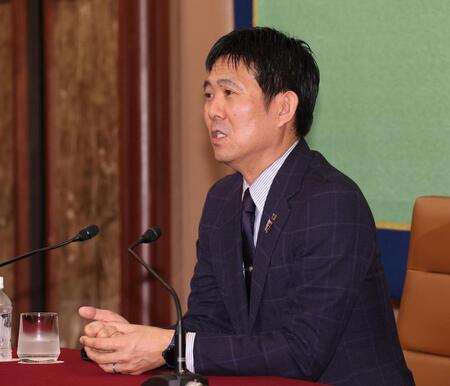 　会見をするサッカー日本代表・森保監督（撮影・佐々木彰尚）