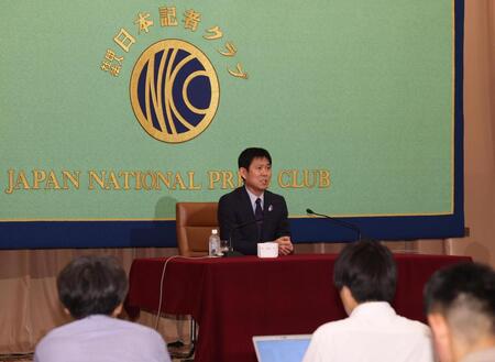 　会見をするサッカー日本代表・森保監督（撮影・佐々木彰尚）