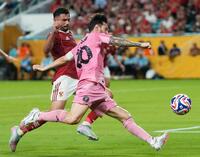 　後半、クロスを上げるマイアミのメッシ（右）＝共同