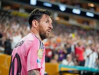 　後半、ＣＫに臨むマイアミのメッシ（共同）