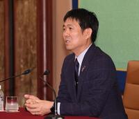 　会見をするサッカー日本代表・森保監督（撮影・佐々木彰尚）