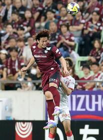 　後半、ヘディングでボールを前線へ送る神戸・永戸（撮影・中田匡峻）