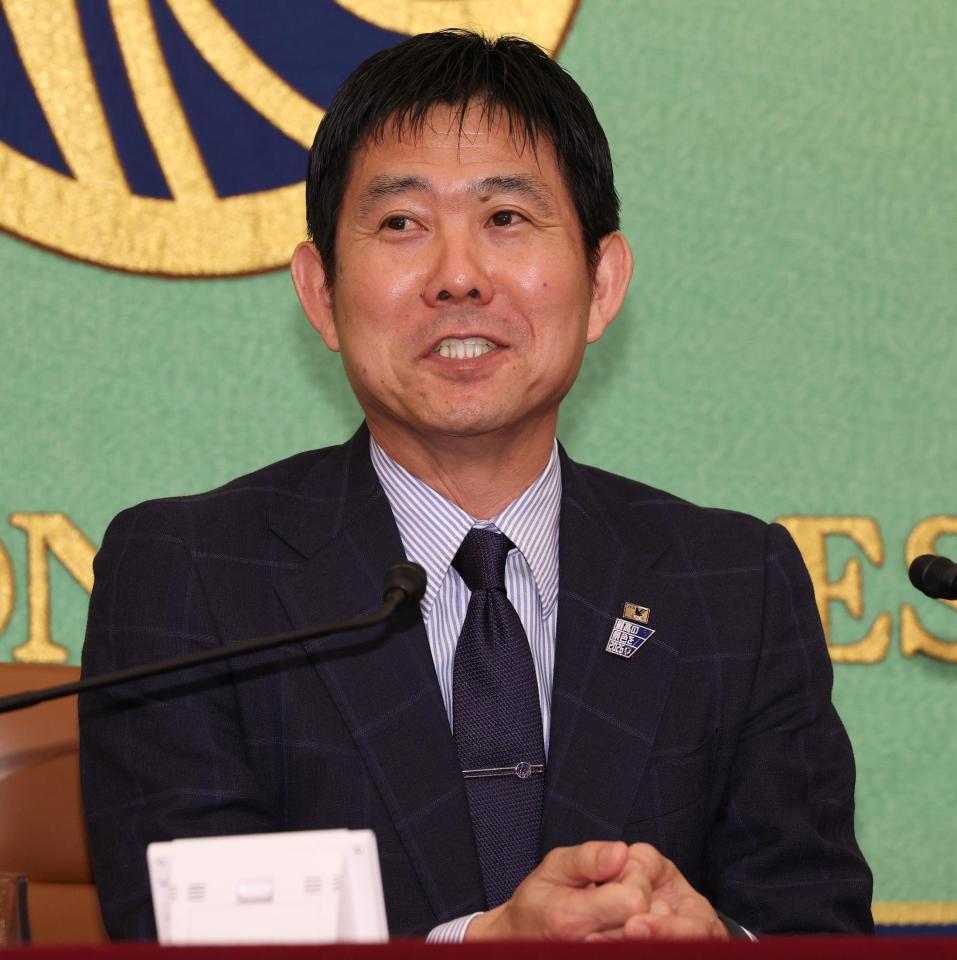 　笑顔を見せるサッカー日本代表・森保監督（撮影・佐々木彰尚）