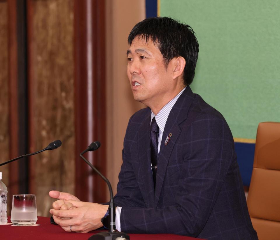 　会見をするサッカー日本代表・森保監督（撮影・佐々木彰尚）