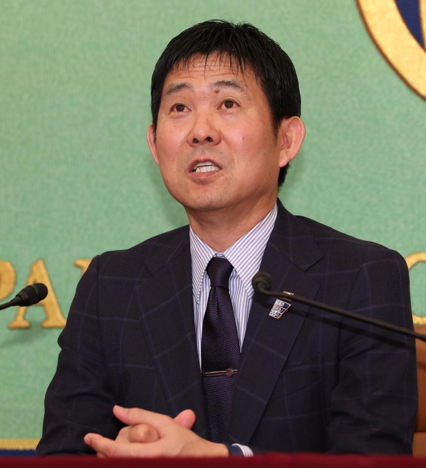 　会見をするサッカー日本代表・森保監督（撮影・佐々木彰尚）