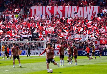 　リバープレート戦で盛り上がる浦和サポーター＝シアトル（共同）