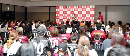 　多くのファンが集まる中、トークショーを行った神戸・大迫勇也（撮影・中田匡峻）