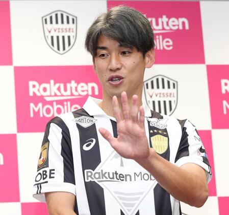 　ファンに手を振る神戸・大迫勇也（撮影・中田匡峻）