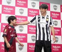 　子どもと記念撮影を行う神戸・大迫勇也（撮影・中田匡峻）