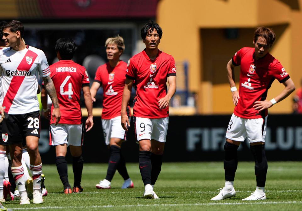 　リバープレートに敗れ、ぼうぜんとする浦和・原口（右から２人目）ら（共同）
