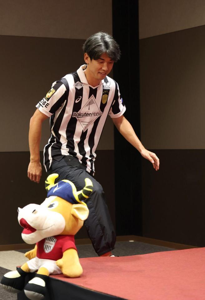 　登壇する神戸・大迫勇也（撮影・中田匡峻）