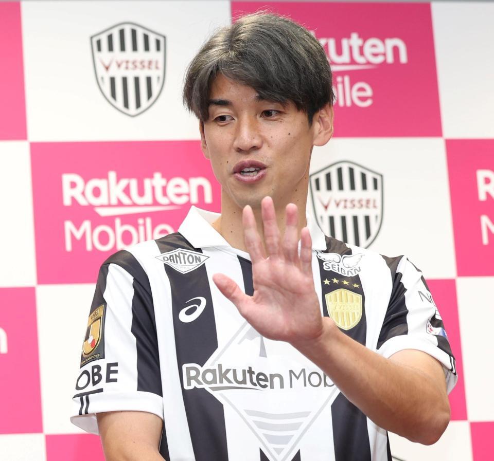 　ファンに手を振る神戸・大迫勇也（撮影・中田匡峻）