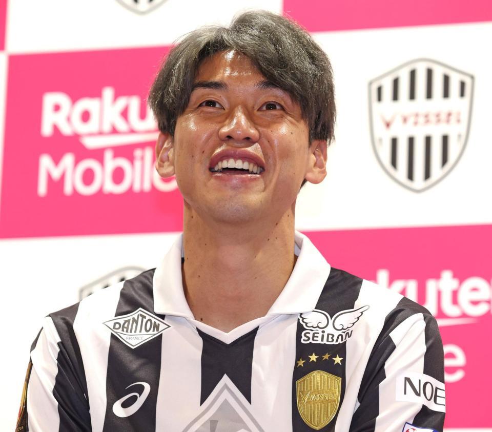 　笑顔を見せる神戸・大迫勇也（撮影・中田匡峻）