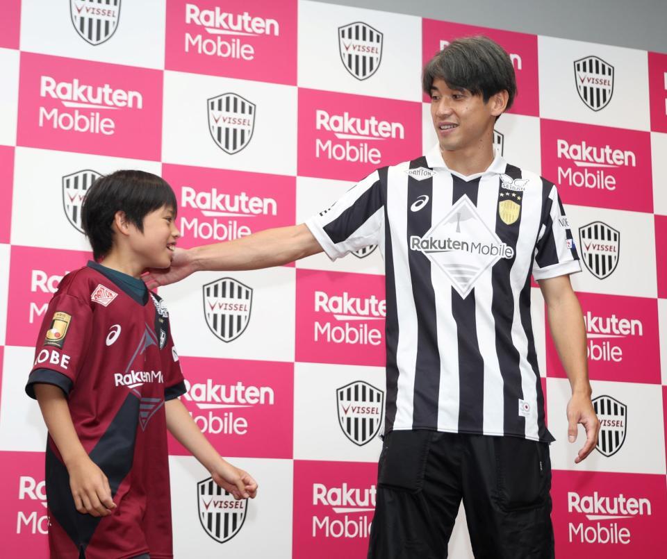 　子どもと記念撮影を行う神戸・大迫勇也（撮影・中田匡峻）