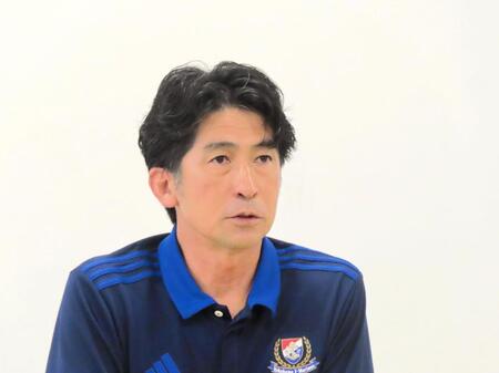 　横須賀市内で取材に応じる横浜Ｍの西野努ＳＤ