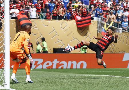 　チェルシー戦の後半、チーム２点目のゴールを決めるフラメンゴのダニーロ（右）＝フィラデルフィア（ロイター＝共同）