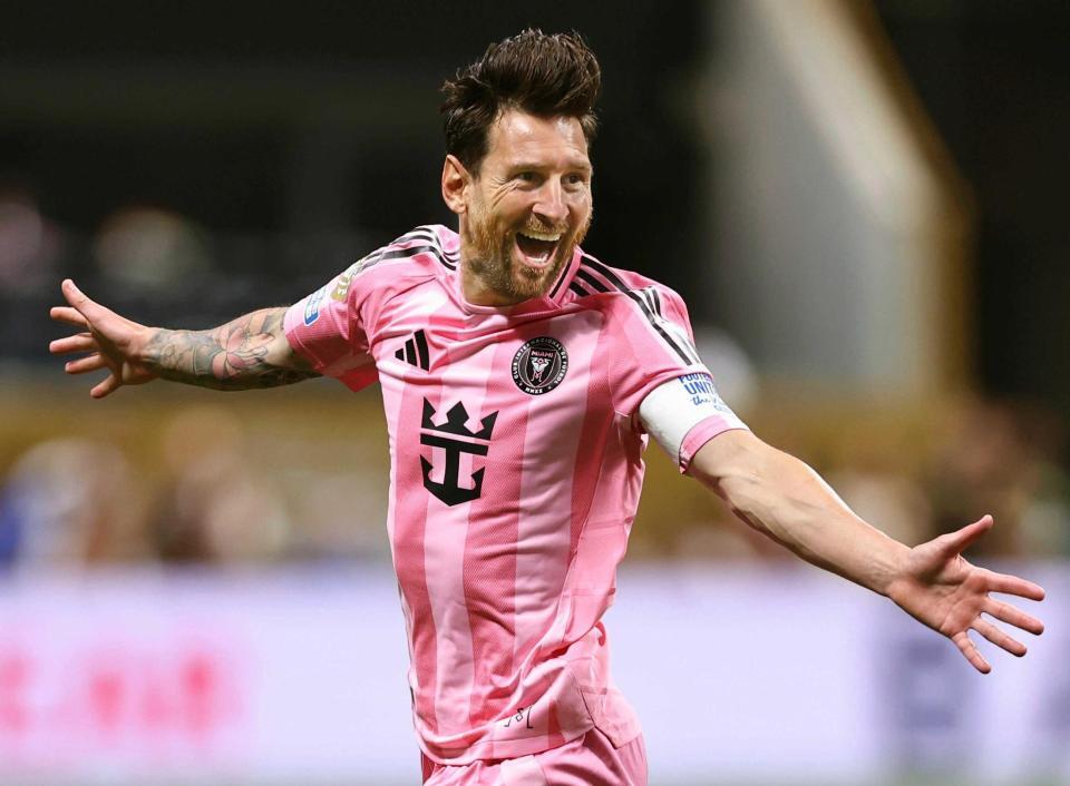 　後半、決勝ＦＫを決め駆け出すマイアミのメッシ（ゲッティ＝共同）