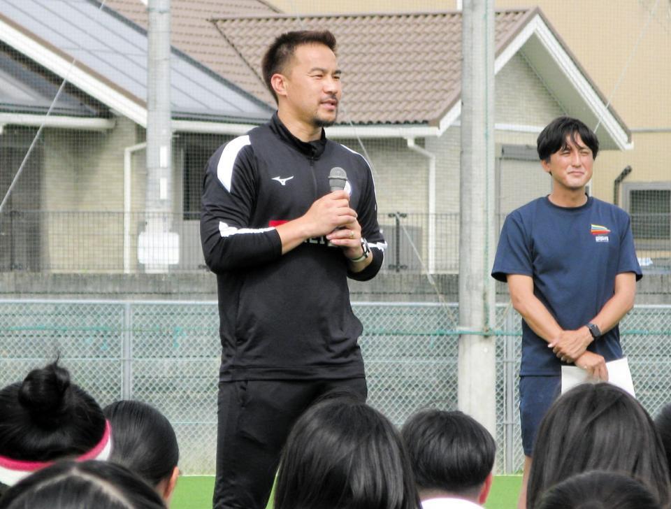 　子どもたちを指導する岡崎慎司氏