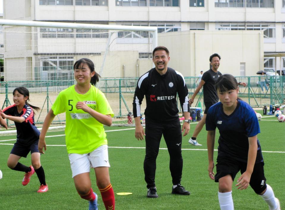 　子どもたちへの指導で笑顔を見せる岡崎慎司氏