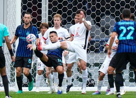 　浦和-インテル・ミラノ　後半、ゴールを決めるインテル・ミラノのＬ・マルティネス（手前左）＝シアトル（共同）