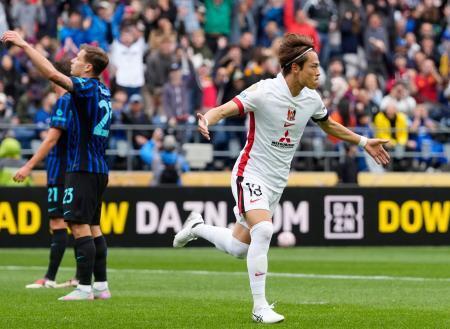 　浦和-インテル・ミラノ　前半、先制ゴールを決め、駆け出す浦和・渡辺（右）＝シアトル（共同）