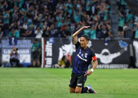 　前半、先制の直接ＦＫを決め、喜ぶＧ大阪・宇佐美