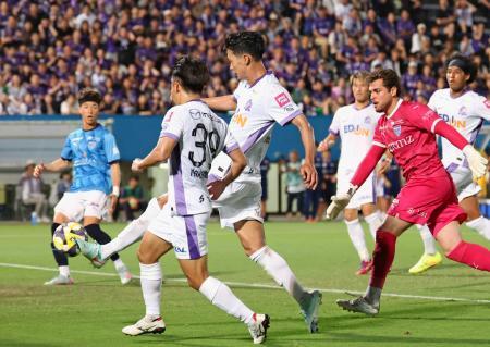 　横浜ＦＣ-広島　後半、自身２点目のゴールを決める広島・木下（中央）＝ニッパツ