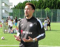 　子どもたちに指導する岡崎慎司氏