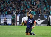 　前半、先制の直接ＦＫを決め、喜ぶＧ大阪・宇佐美