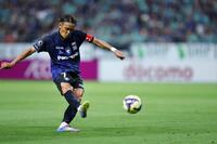 　前半、先制の直接ＦＫを決めるＧ大阪・宇佐美（Ｊリーグ提供・ゲッティ＝共同）