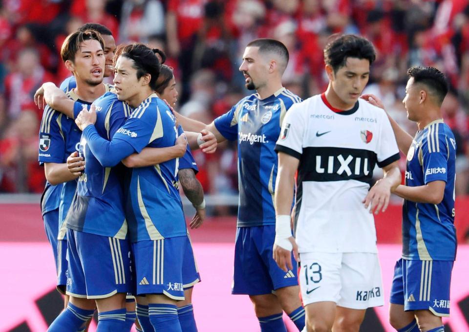 　鹿島に勝利し喜ぶ町田イレブン