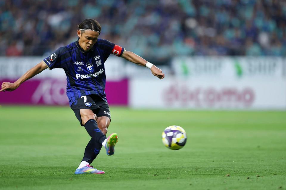 　前半、先制の直接ＦＫを決めるＧ大阪・宇佐美（Ｊリーグ提供・ゲッティ＝共同）