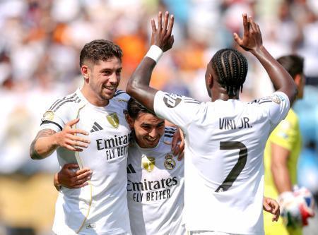 　パチューカ戦の後半、チーム３点目のゴールを決め、祝福されるレアル・マドリードのバルベルデ（左）＝シャーロット（ゲッティ＝共同）